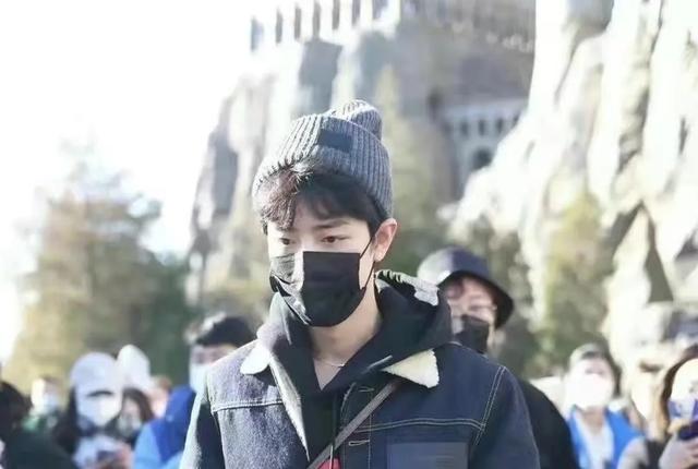 肖战被曝去某摄制组探班,请了工作员喝奶茶