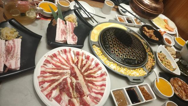 明日这一相亲活动,听说有上百人,你得和我去,做为亲友,我真的