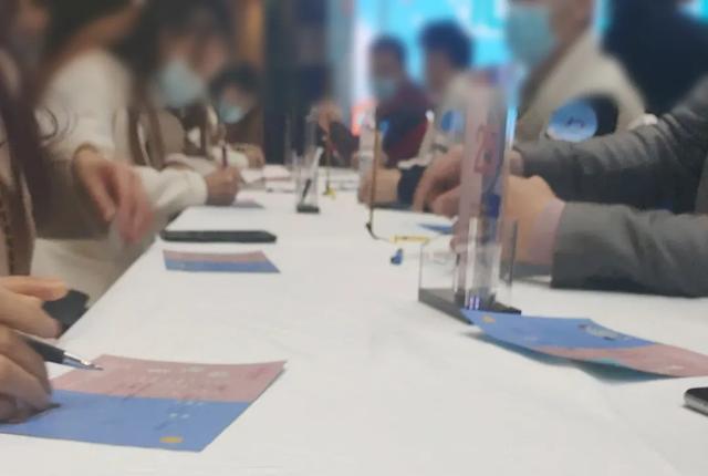 明日这一相亲活动,听说有上百人,你得和我去,做为亲友,我真的