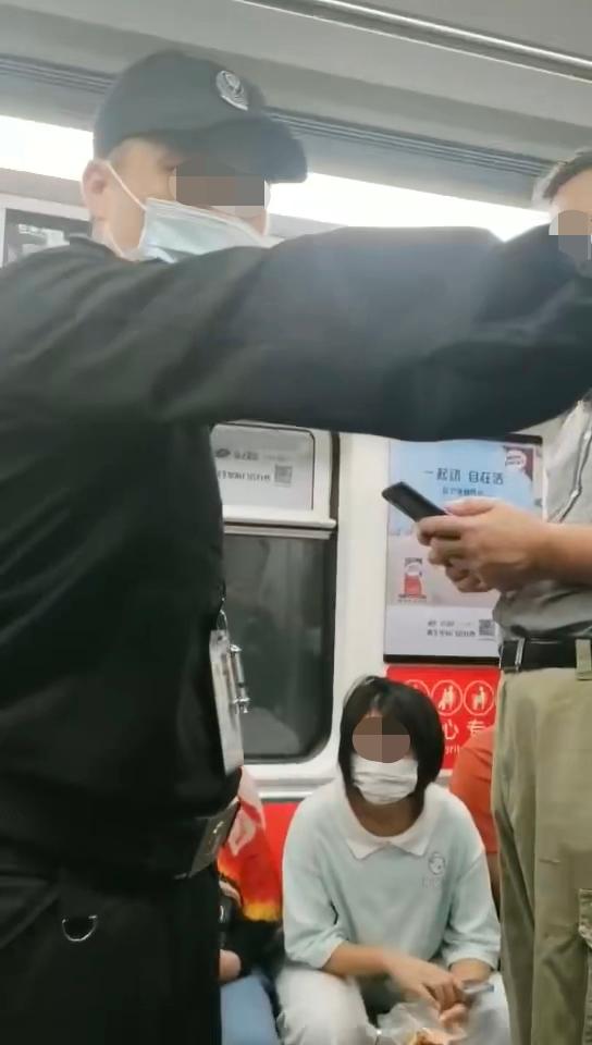 当事人回应深圳地铁上被要求让座(地铁让座者被拘)