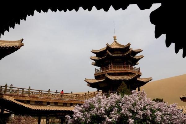 敦煌月牙泉景色，鸣沙山月牙泉