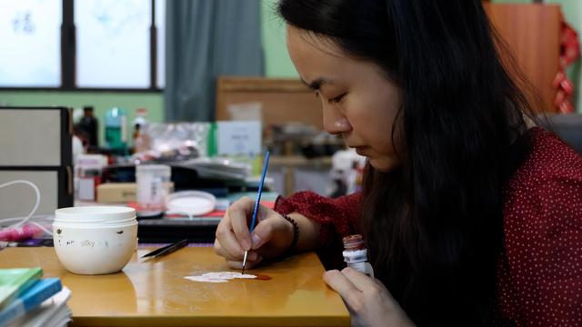 艺术蛋壳画教案，用蛋壳画出银牡丹奖