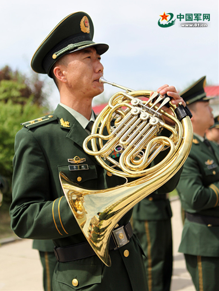 见识下中国武警部队卫士军乐团的"武器"
