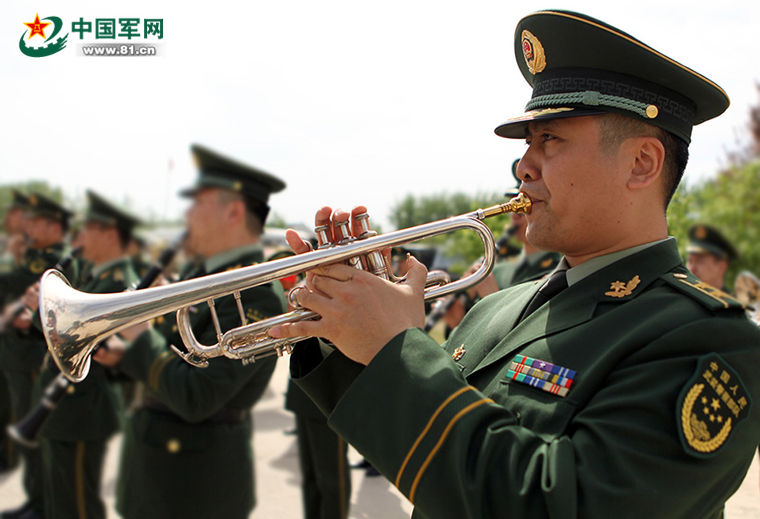 见识下中国武警部队卫士军乐团的"武器"