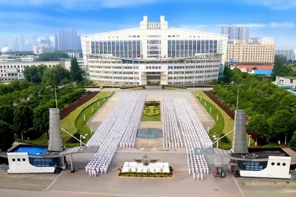 海军工程大学位于湖北武汉,是海军第一所正规高等学府"2110工程"重点