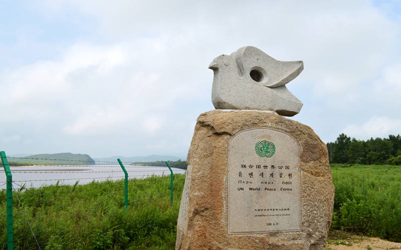 2,防川风景区六鼎山文化旅游区位于敦化市南郊,这里依山傍水,群峰环绕