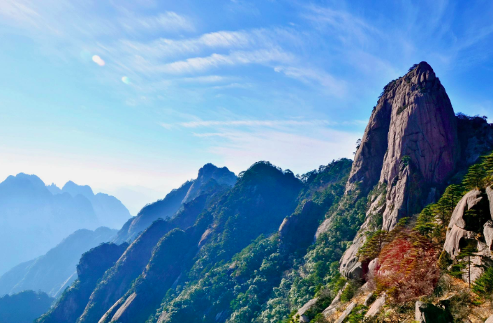 明朝旅行家徐霞客登临黄山时赞叹"薄海内外之名山,无如徽之黄山.