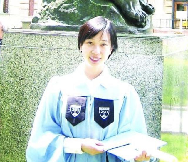 何碧玉从小的学习成绩就非常优秀,在她年仅几岁的时候就表现出了惊人