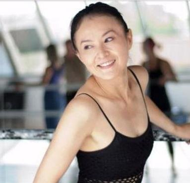 如今56岁的李赛凤跟随儿子生活在上海,她依旧保持着良好的身材,过上了