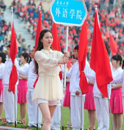 高颜值女大学生跳高大学运动会举牌美女火了