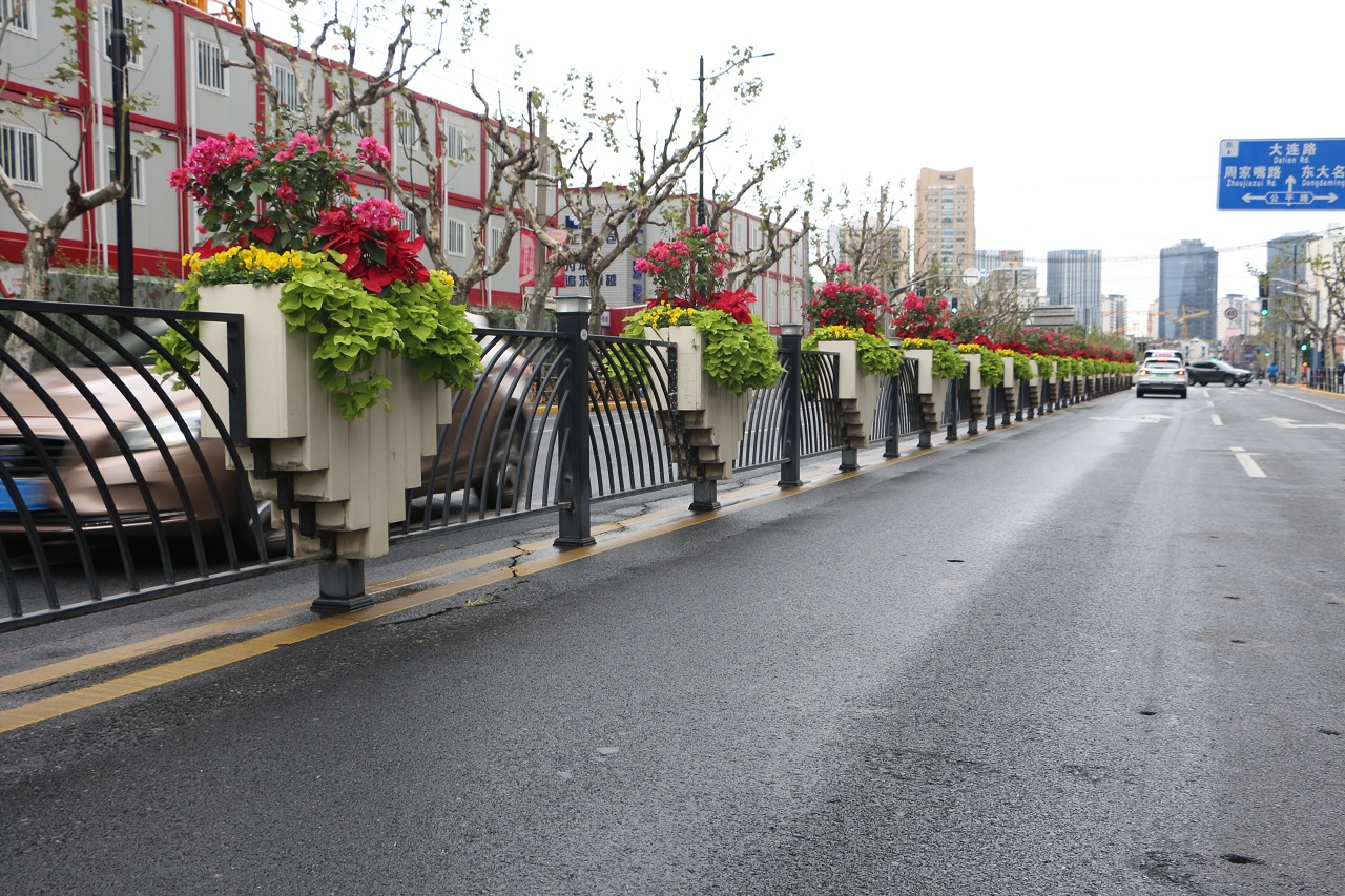 城市道路隔离带窄 91视频电影三级片花箱来解决