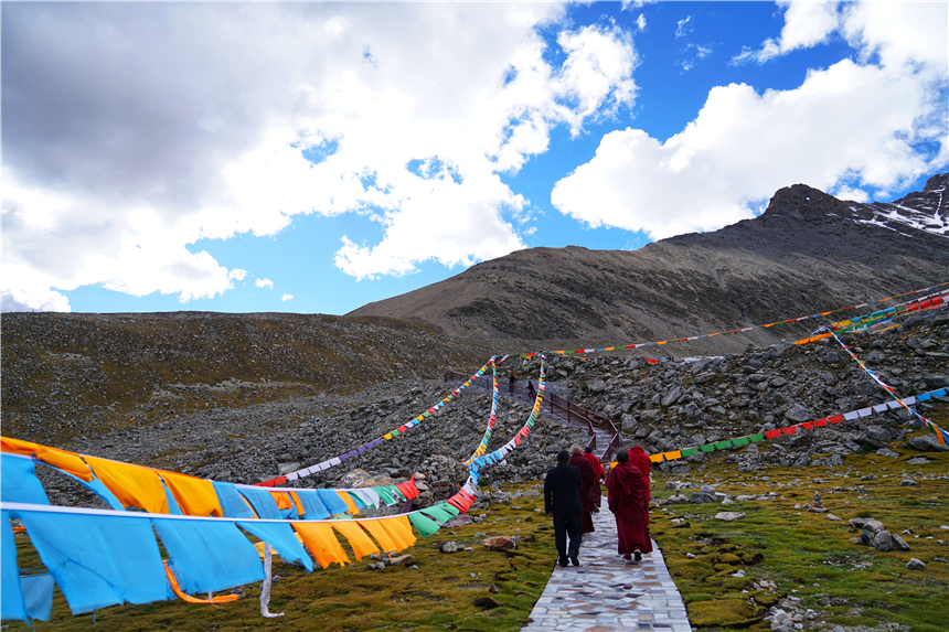 琼穆岗嘎雪山一路上虽然行走在5400的海拔上,路况都很好,中途还可以