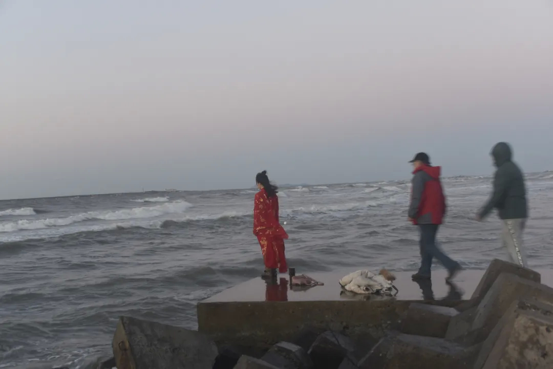烟台海边一红裙女孩想不开被两位教授救援成功