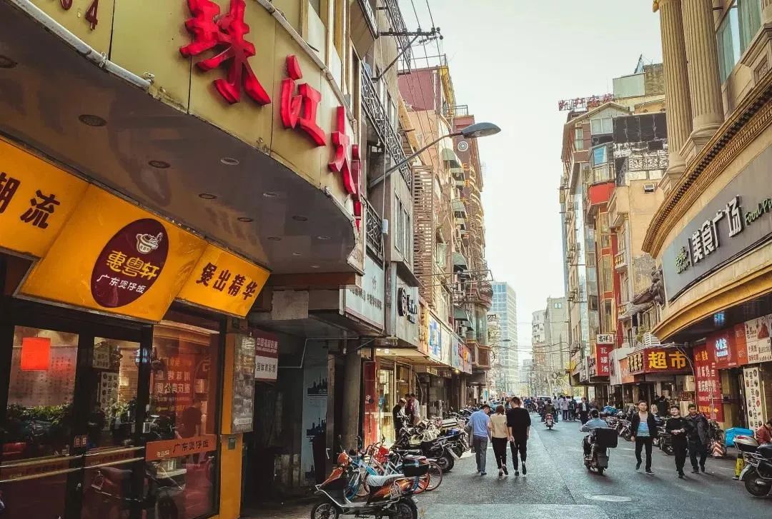 乍浦路位于上海虹口区,南起北苏州路,北至武进路.