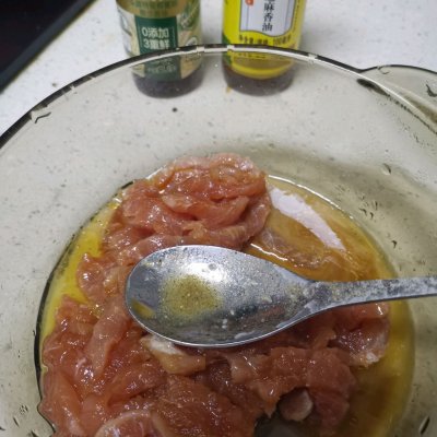 胡萝卜丝炒肉的做法（这样做全家老小都爱吃）
