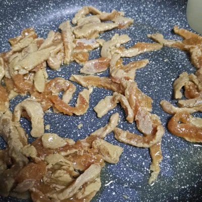 胡萝卜丝炒肉的做法（这样做全家老小都爱吃）
