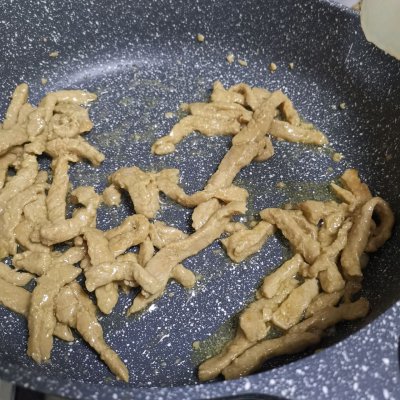胡萝卜丝炒肉的做法（这样做全家老小都爱吃）