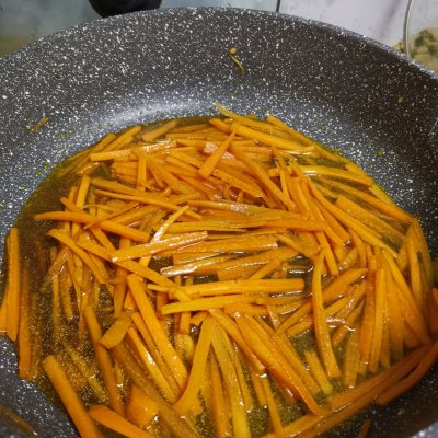 胡萝卜丝炒肉的做法（这样做全家老小都爱吃）