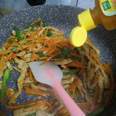 胡萝卜丝炒肉的做法（这样做全家老小都爱吃）