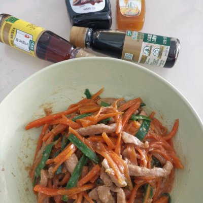 胡萝卜丝炒肉的做法（这样做全家老小都爱吃）