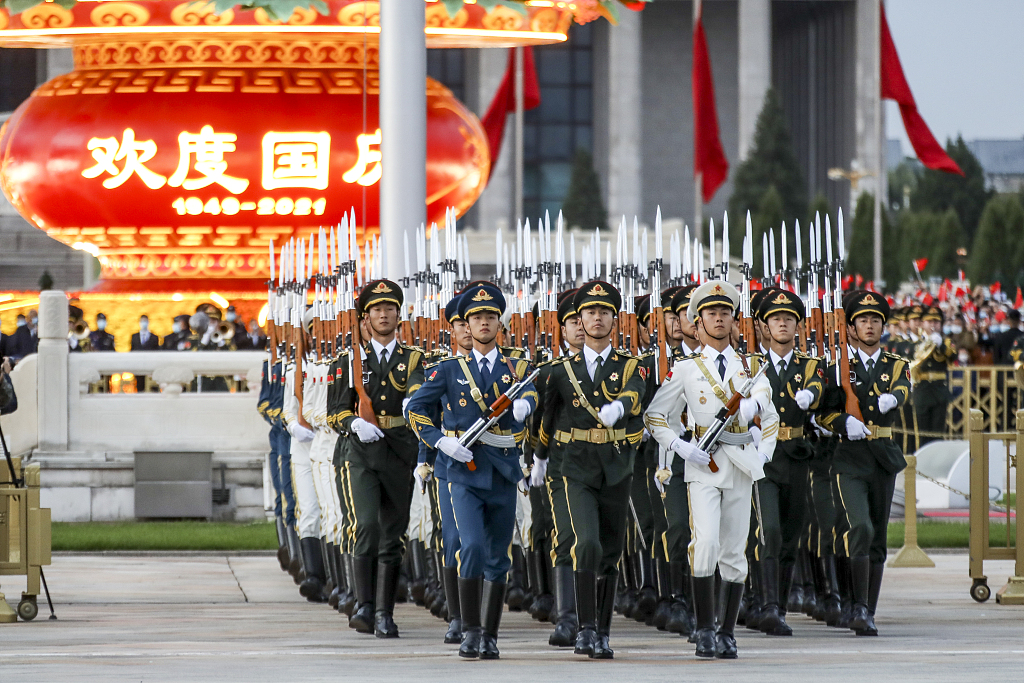 北京天安门广场举行国庆升旗仪式