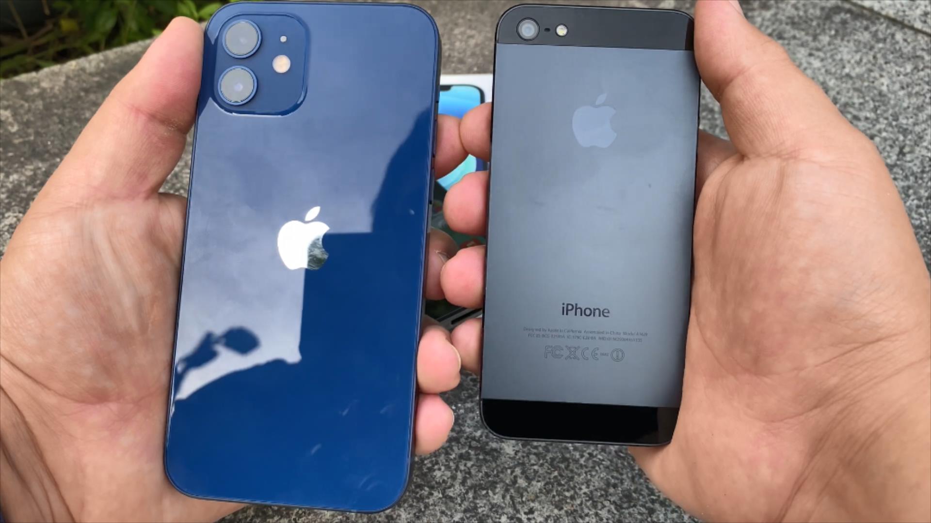 iphone12和iphone4真机对比