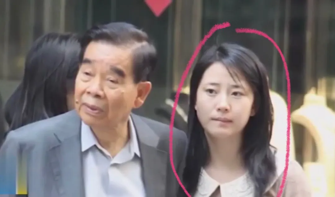 郑裕彤快80岁的时候,和一个叫cindy的年轻女孩一起被拍到,但两人并没