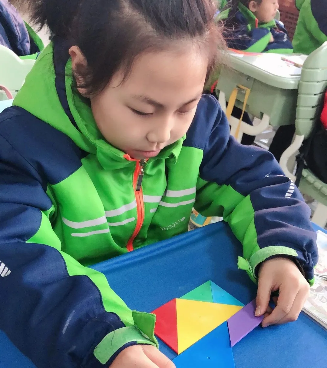 【寓教于乐】敕勒川绿地小学乌兰分校一年级开展玩转七巧板趣味拼搭