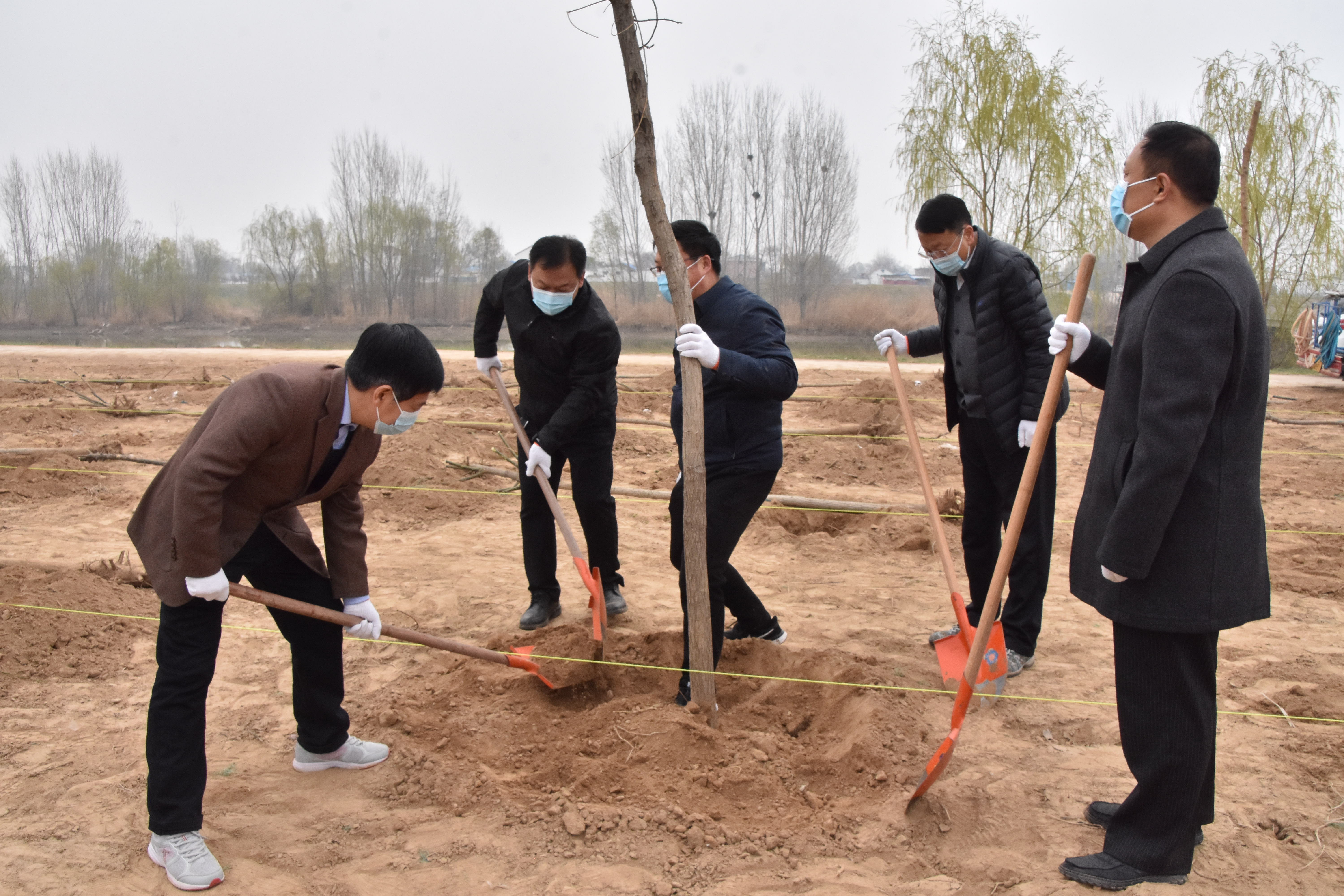 南乐县四大班子领导参加义务植树活动南乐县融媒体中心