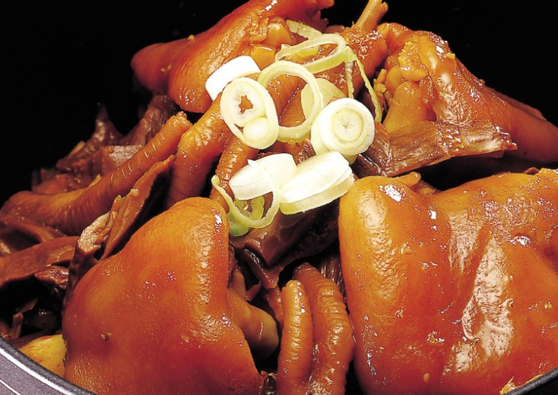 蒸肘子肉的家常做法（教你做出软烂脱骨肥而不腻的蒸肘子）