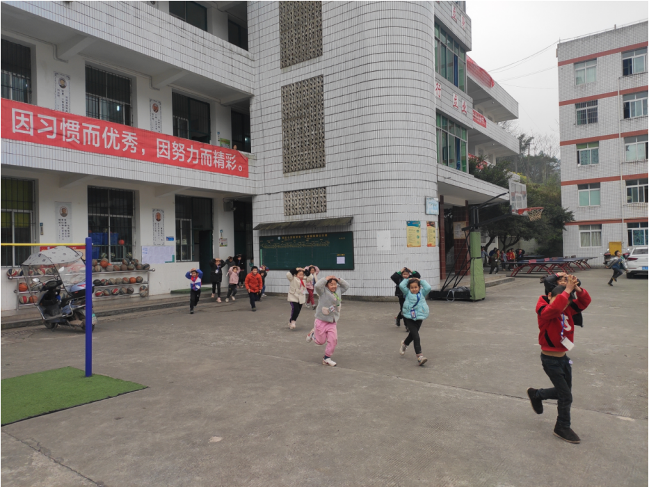 宜宾市叙州区凤仪乡小学校开展地震应急逃生和消防演练