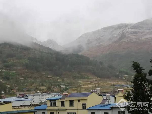 宣威降雪宣威龙潭镇雪景宣威务德镇雪景受强冷空气影响,云南省曲靖市