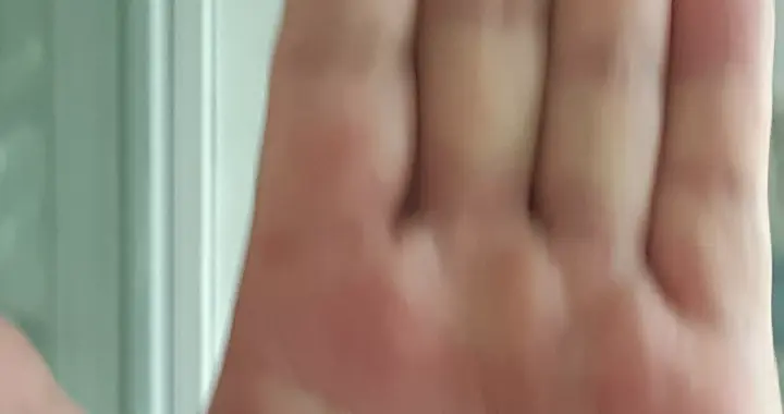 手指算命.（一算命的用一根香条点燃口后口中念念有词后一端放在我手指肚上香条还挂一个小钟悬空而不掉下来太神奇求解）