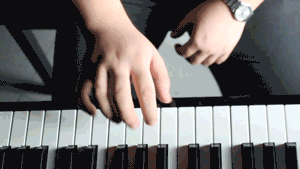 初学钢琴怎样练指法，初学钢琴练琴方法（钢琴新手必备之右手指法）
