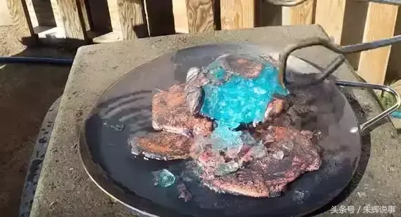 水钻打孔技巧视频，水钻打孔使用教程（男子将铜水倒水钻上做实验）