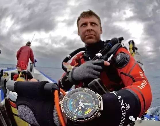 潜水镜如何挑选，潜水镜如何挑选好的（如何选择一只可靠的潜水表）