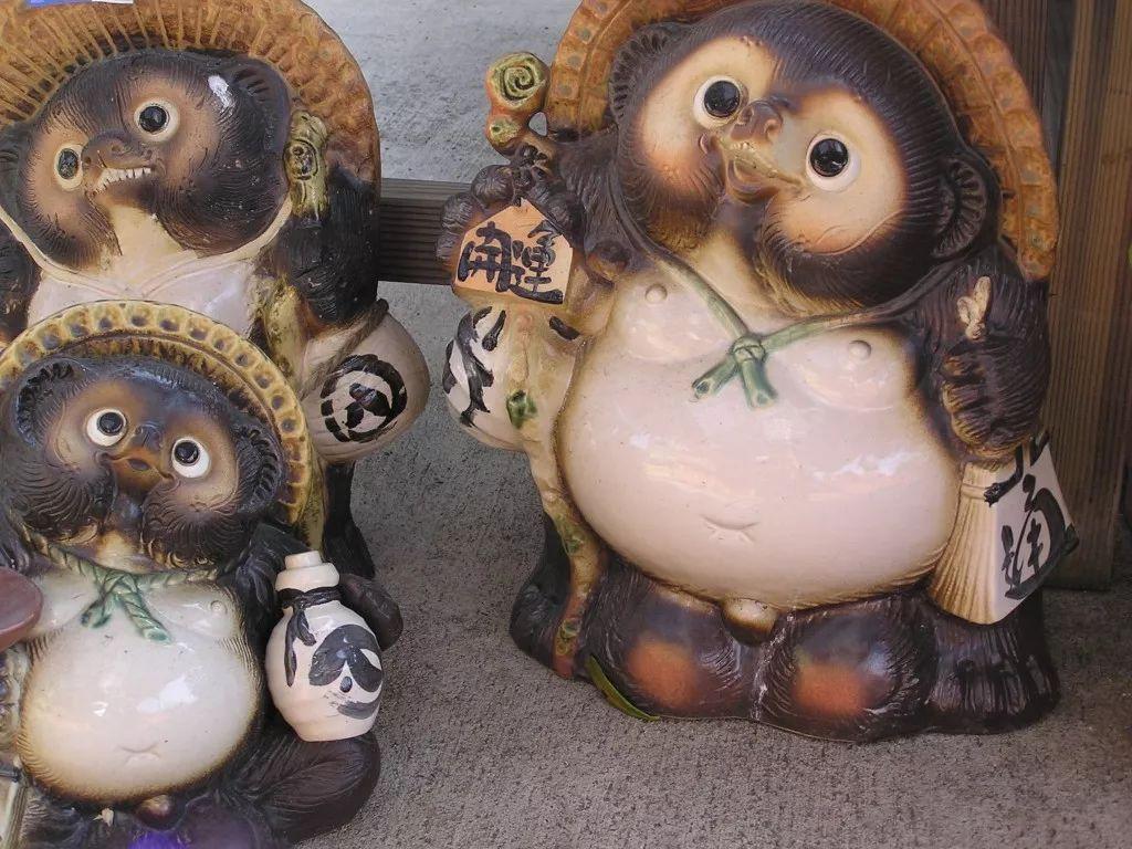 日本常见的狸猫雕像 图片来源pinterest另外,通过观察外貌特征也能