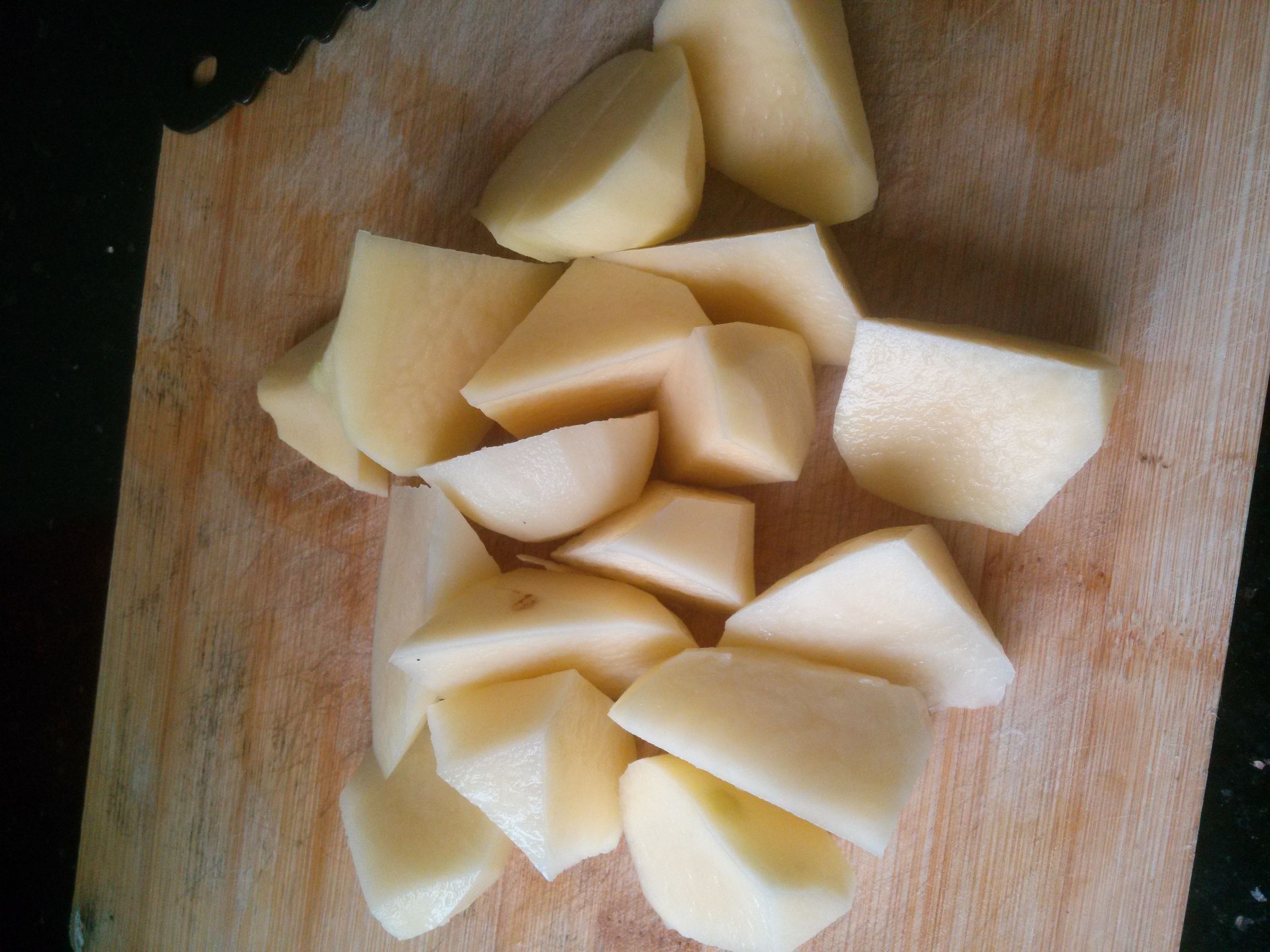 土豆炖排骨汤怎么做好吃，土豆炖排骨汤怎么做好吃窍门（来一碗味道鲜美的土豆排骨汤）