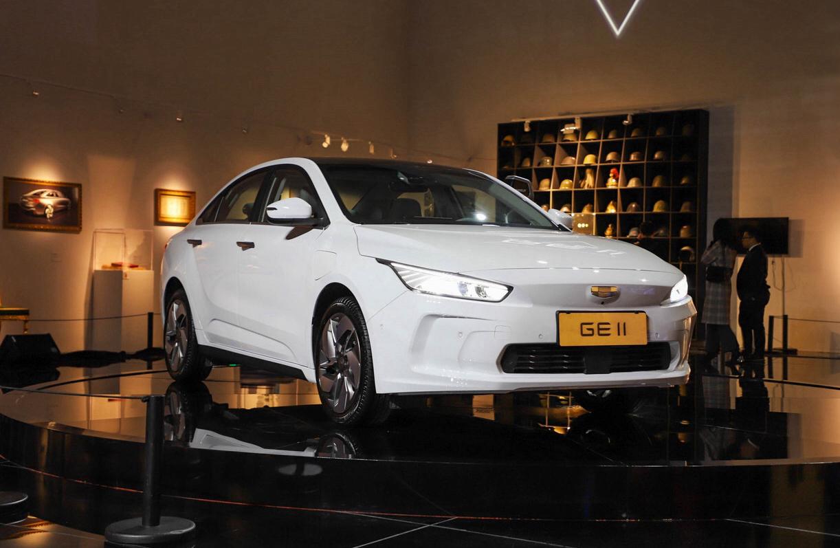 ge11实车发布】 26日下午,吉利汽车全新电动车吉利ge11在上海正式发布