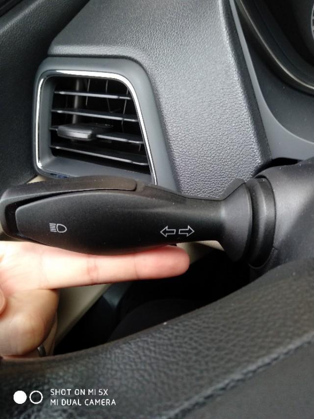 这是转向灯开关,上右下左,下压是打开远光灯_福睿斯车友圈_懂车帝