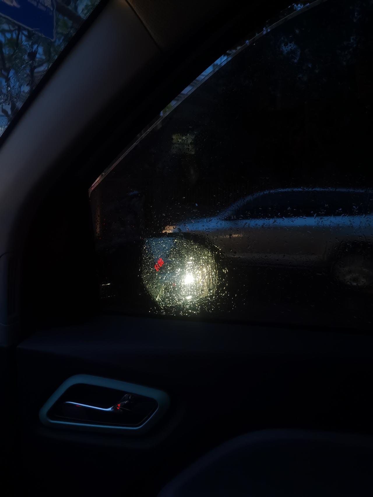 下雨天開車我眼睛要瞎了