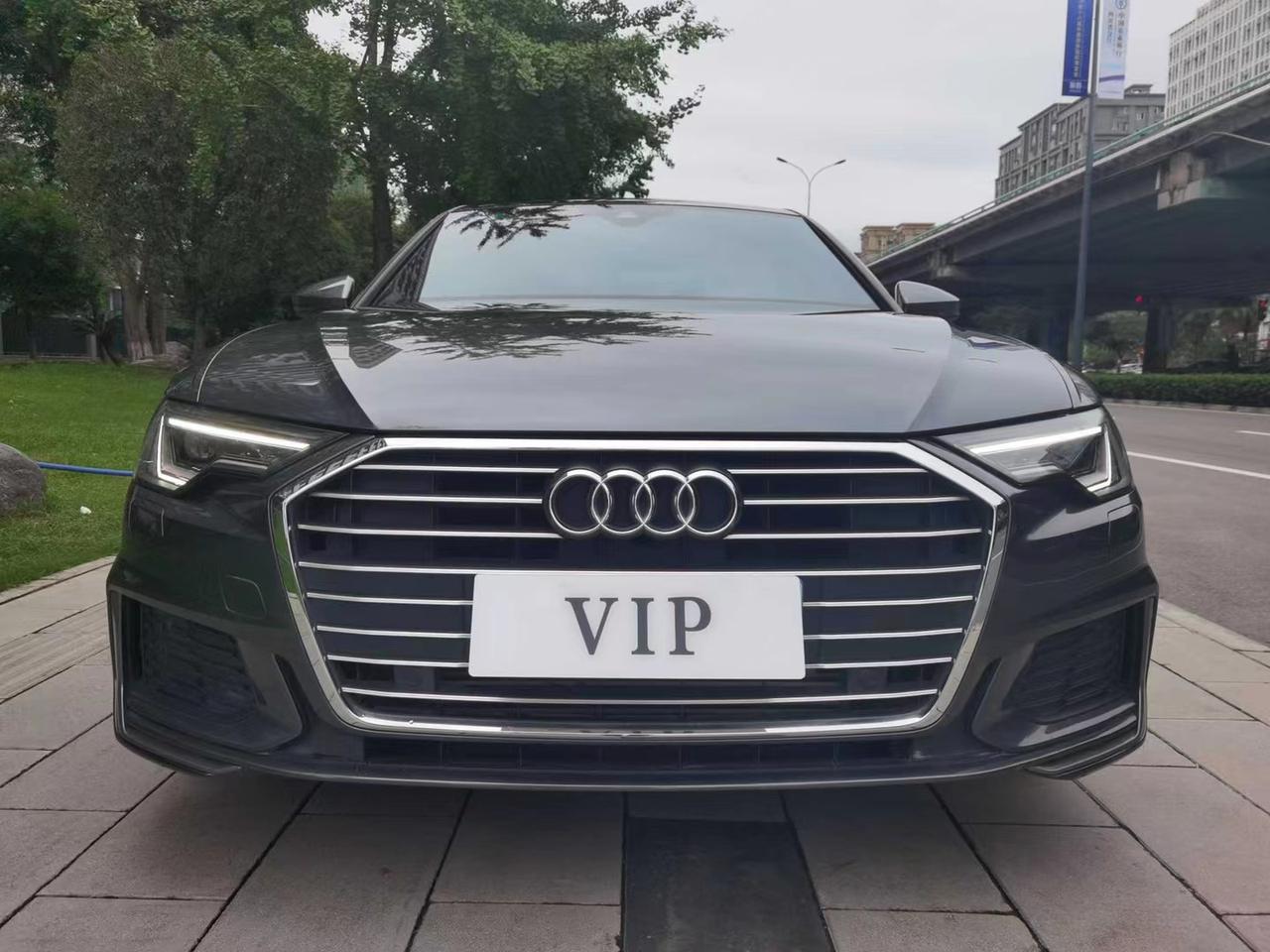 20年奥迪a6l天云灰,虚拟机舱驾驶,三联屏,led