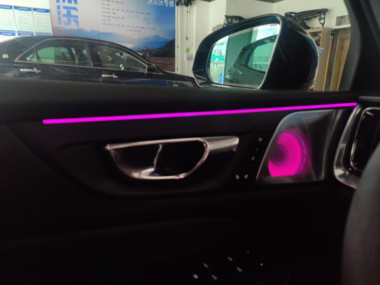 沃尔沃s60独家氛围灯 四个特点:1.亮度调节幅度更大 2
