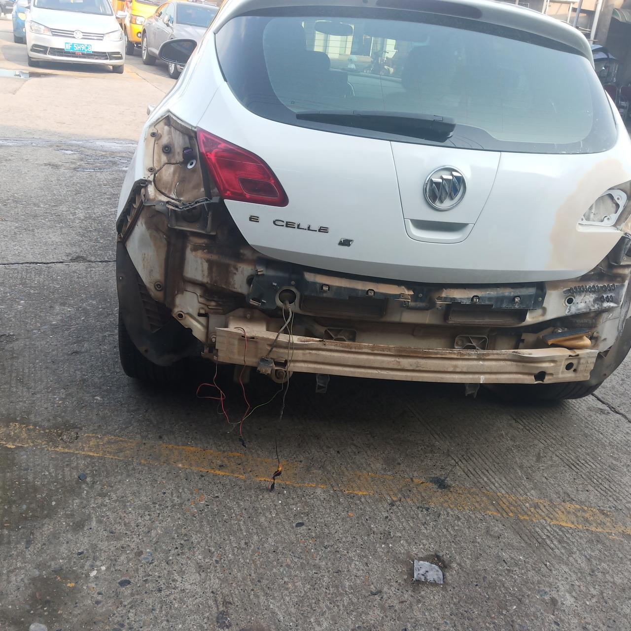 别克英朗xt被追尾