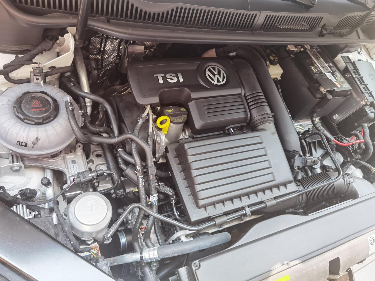 途安l加装发动机盖板作业