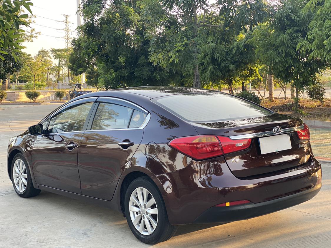 新到店13年起亚k3,1.6手自一体高配,天窗导航,加装全车