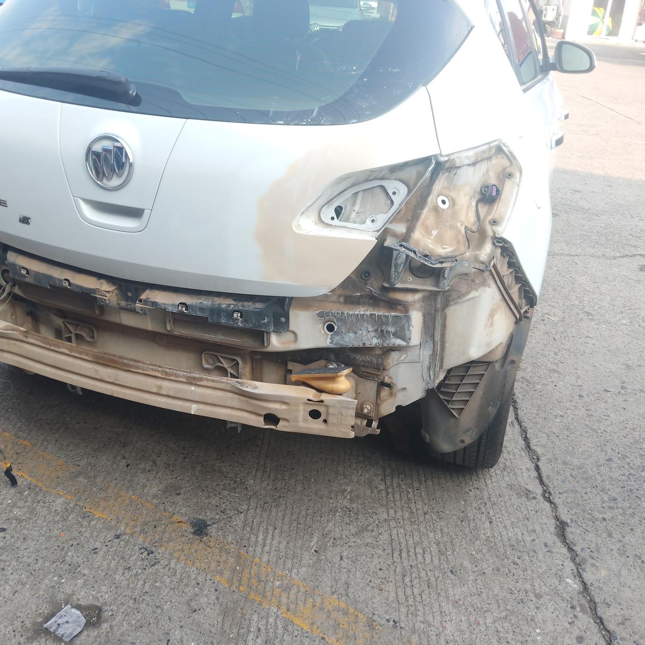 别克英朗xt被追尾