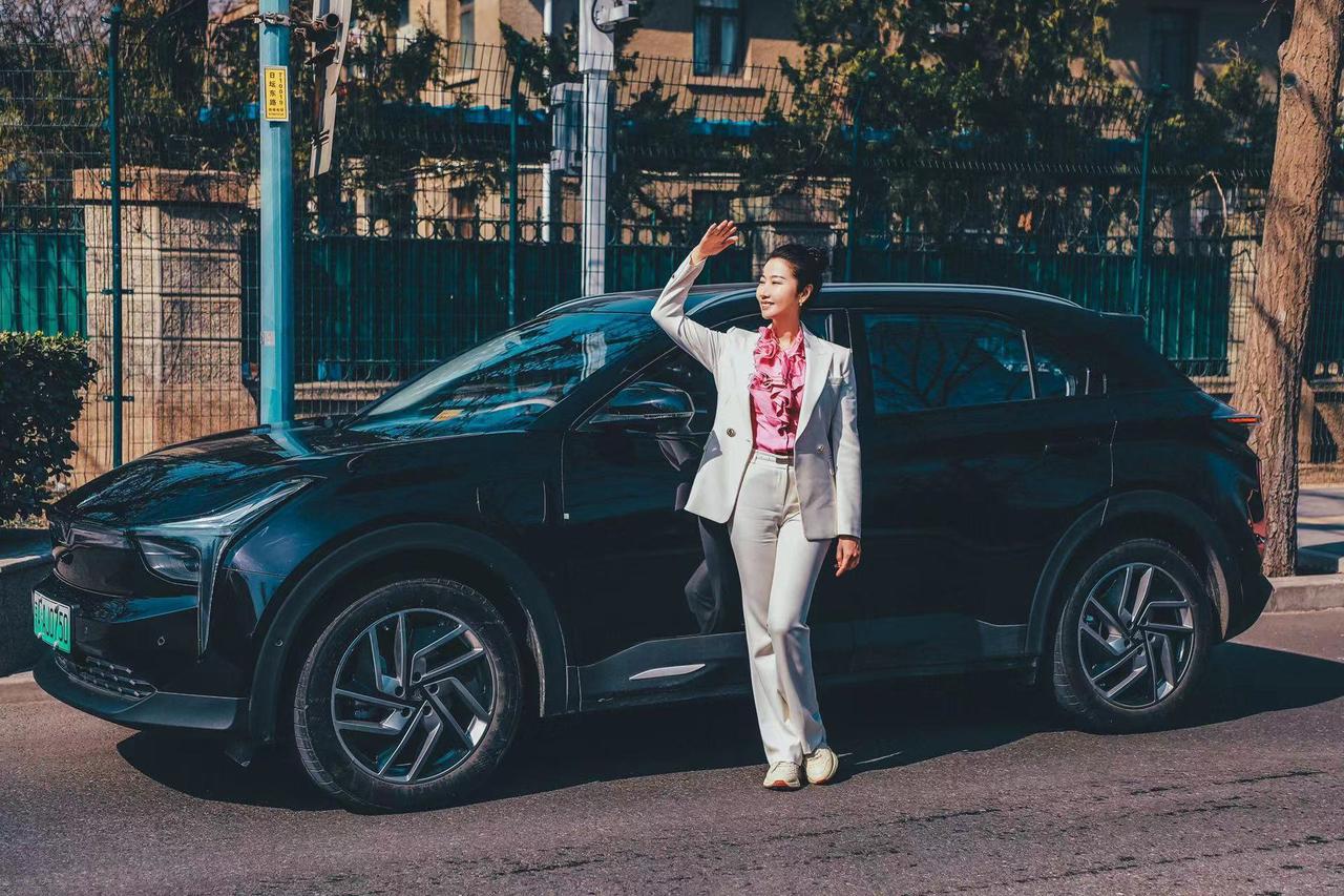 北京交通广播主持人哪吒汽车体验大使李莉倾情推荐八臂哪吒城北京人就