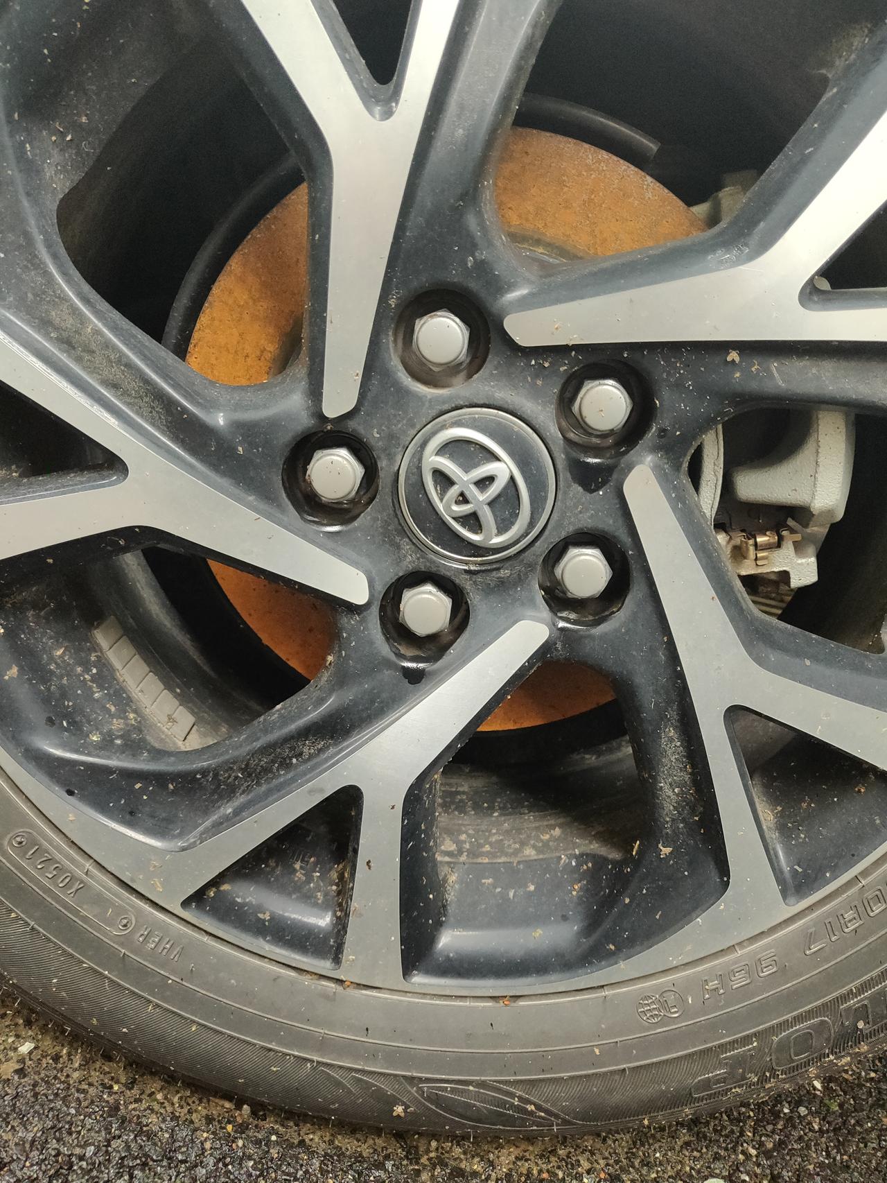 有没有知道这轮毂内侧是怎么回事,生锈了吗?一星期前还不是这样