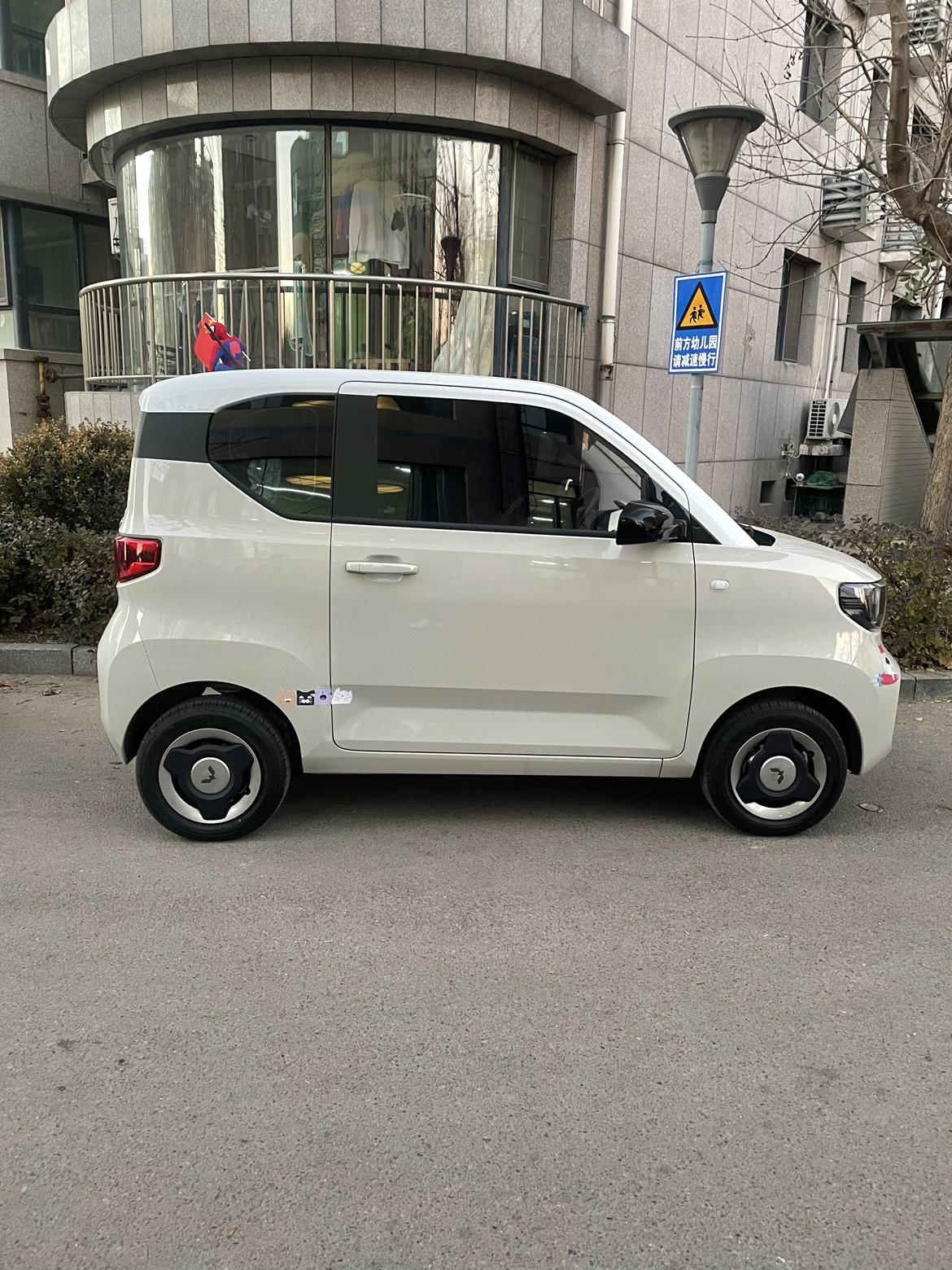 感觉小黄车的颜值被这辆生椰白碾压了_五菱宏光miniev车友圈_懂车帝